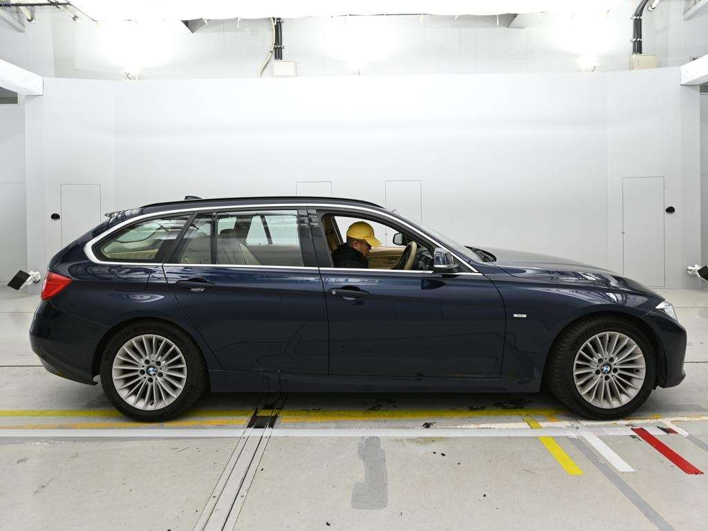 BMW 3-SERIES