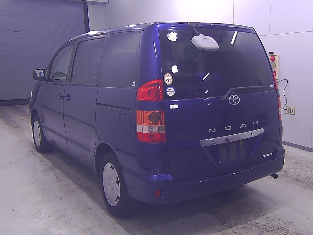 TOYOTA NOAH