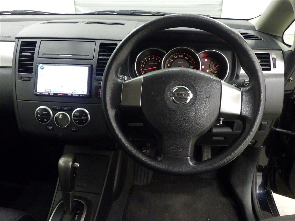 NISSAN TIIDA