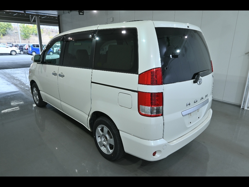 TOYOTA NOAH