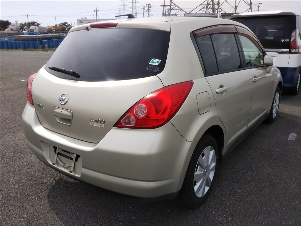 NISSAN TIIDA