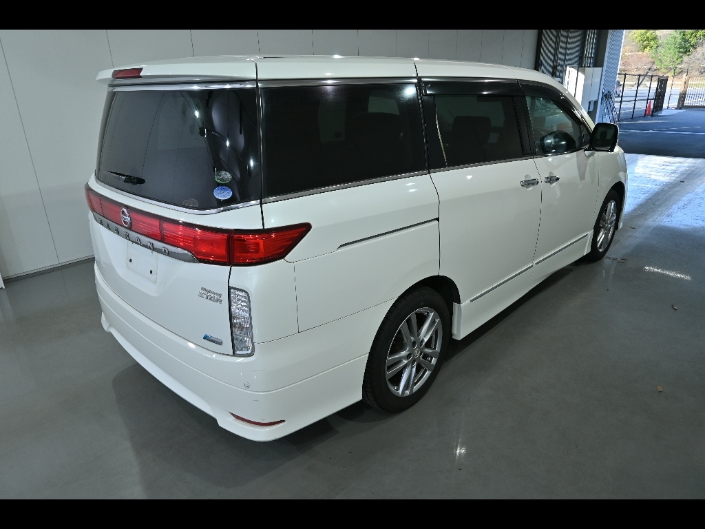 NISSAN ELGRAND