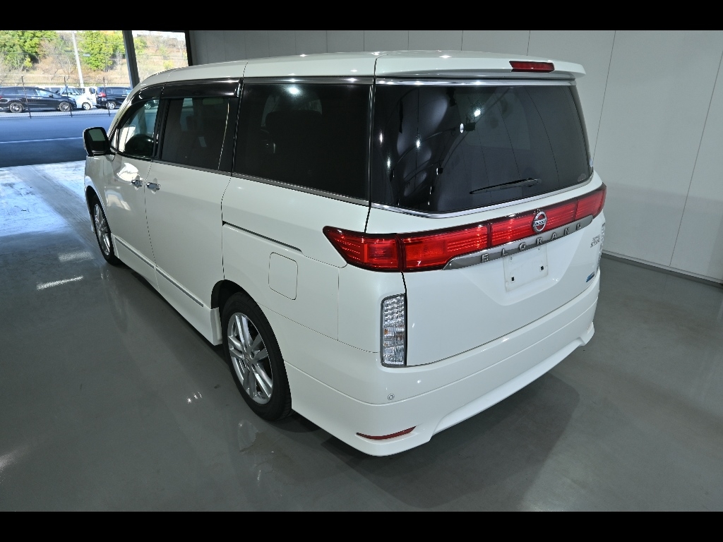 NISSAN ELGRAND