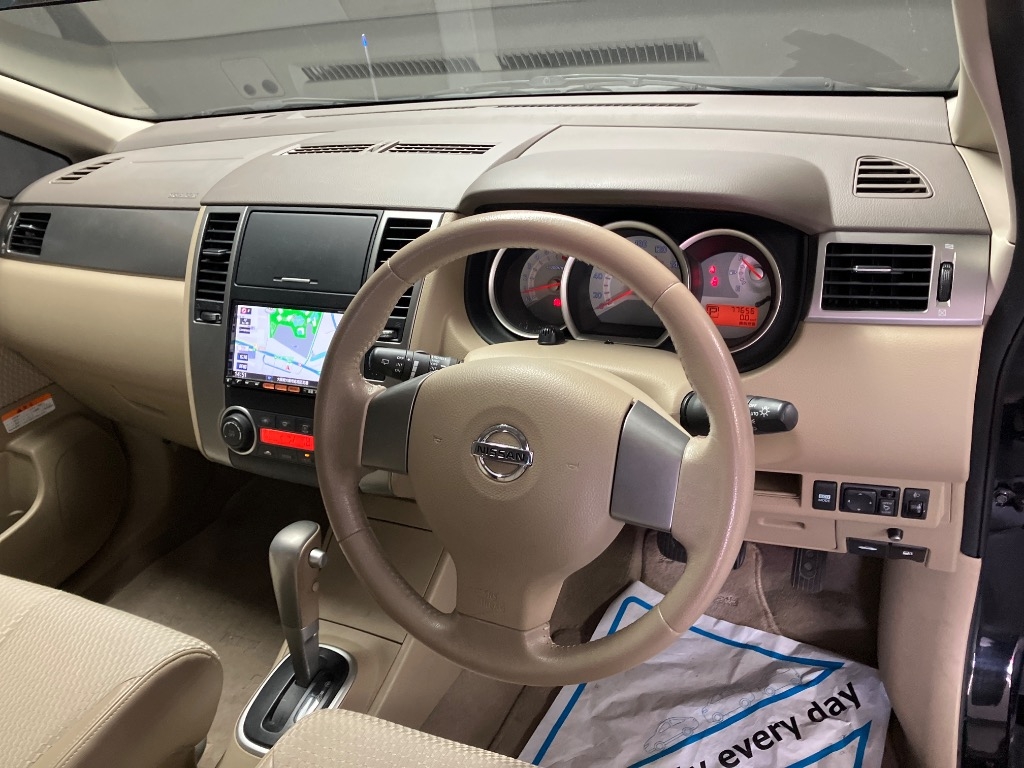 NISSAN TIIDA