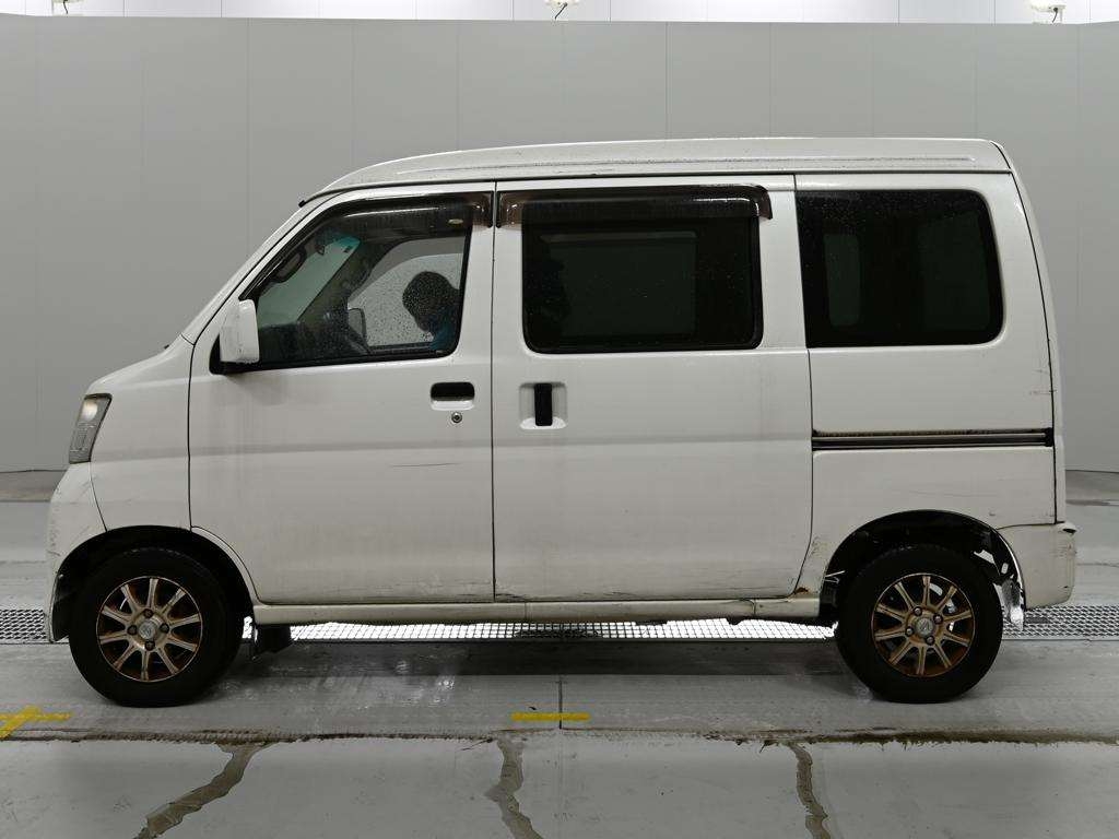 TOYOTA PIXIS VAN