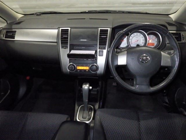 NISSAN TIIDA