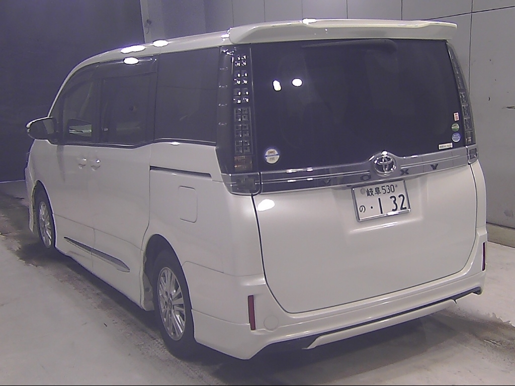 TOYOTA VOXY