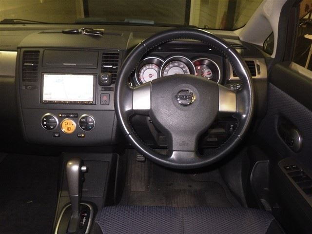 NISSAN TIIDA