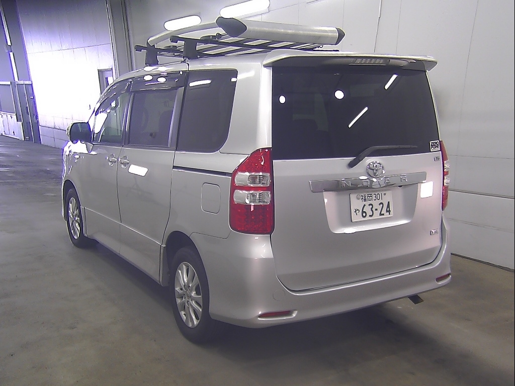 TOYOTA NOAH
