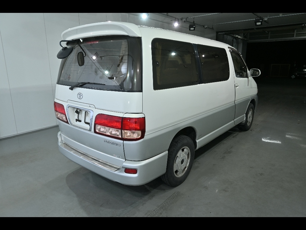 TOYOTA HIACE REGIUS