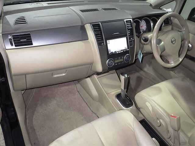 NISSAN TIIDA