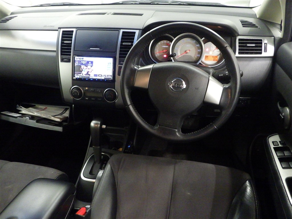 NISSAN TIIDA