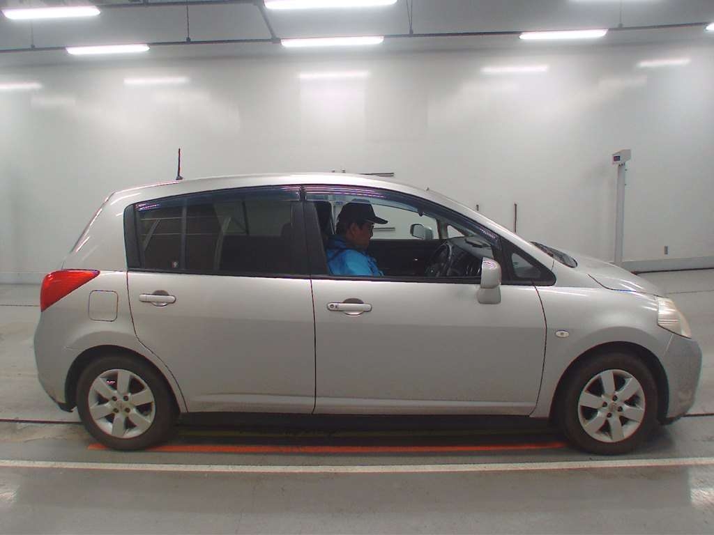 NISSAN TIIDA