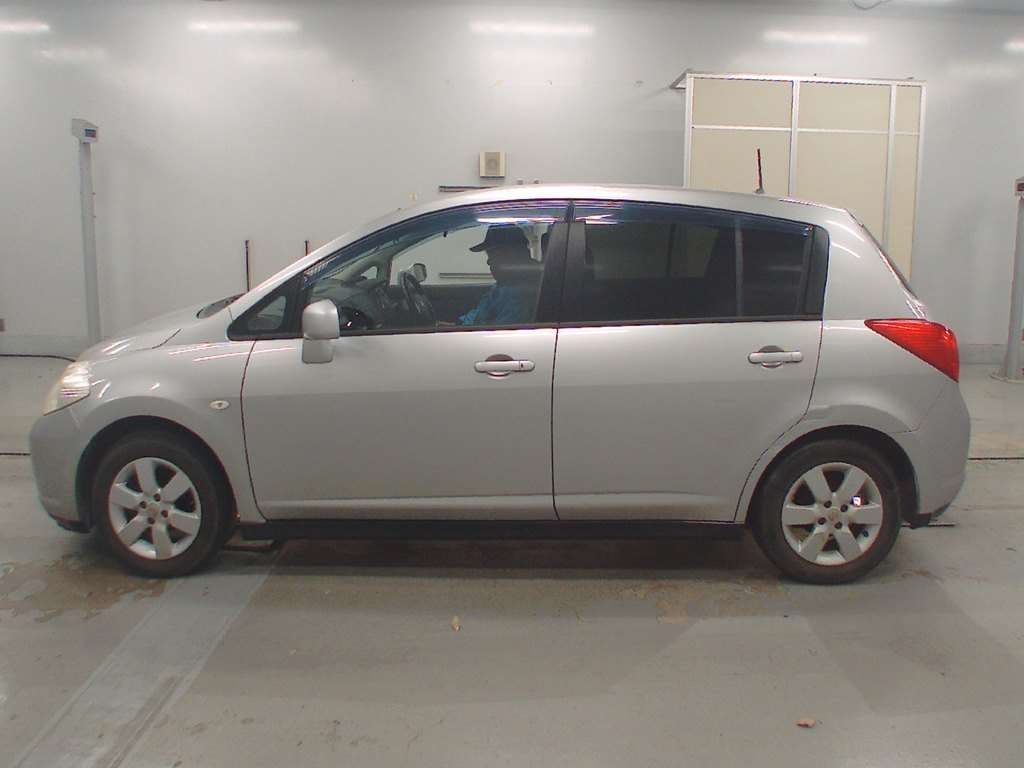 NISSAN TIIDA