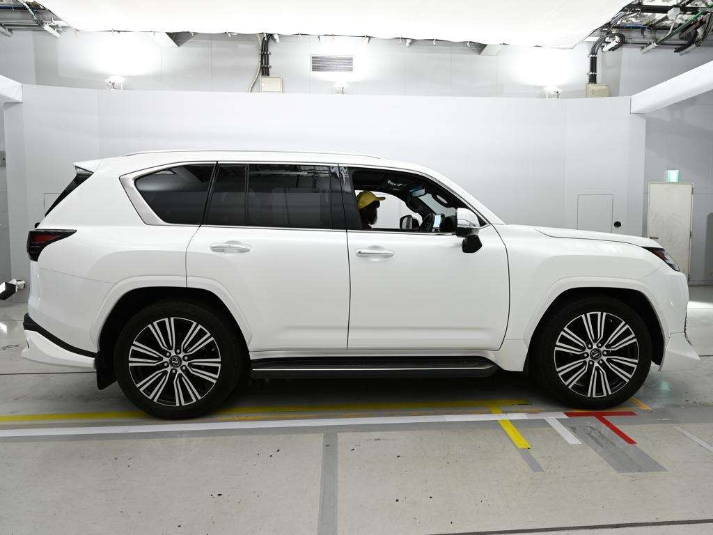 LEXUS LX600