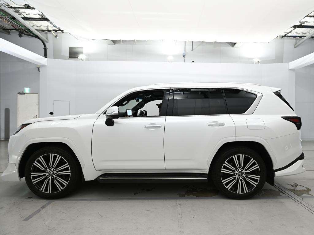 LEXUS LX600
