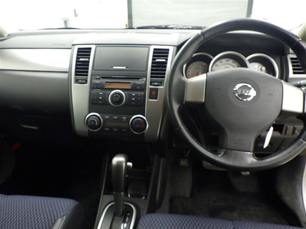 NISSAN TIIDA