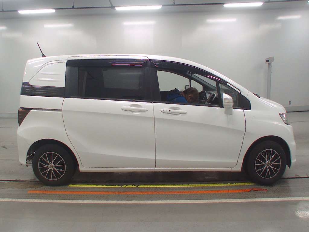 HONDA FREED SPIKE
