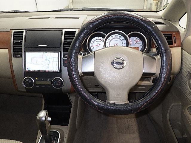 NISSAN TIIDA