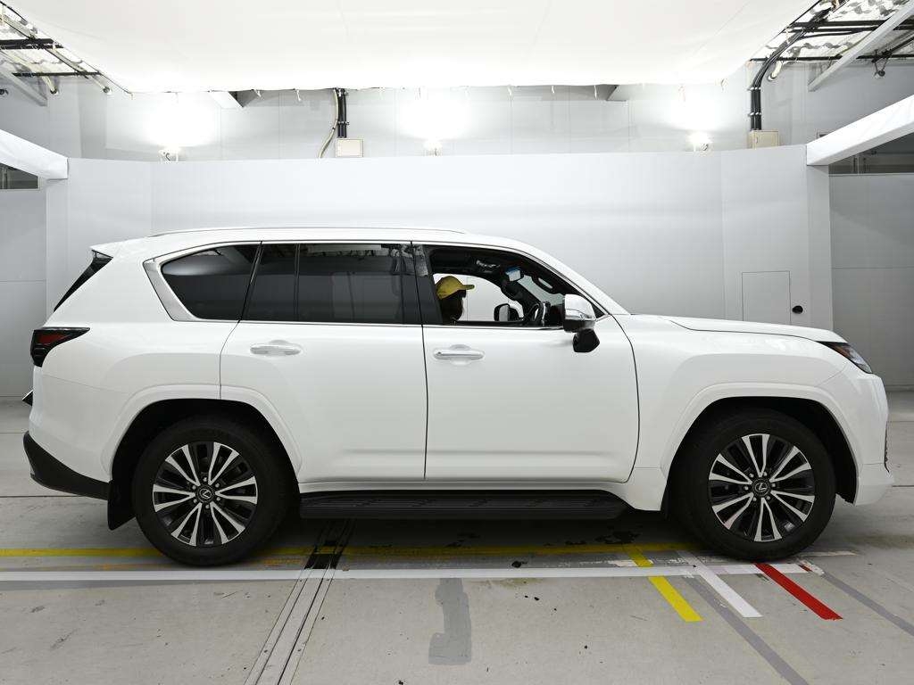 LEXUS LX600