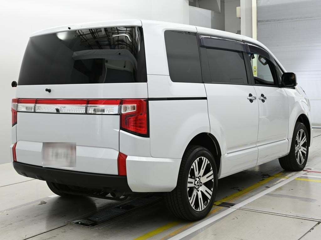 MITSUBISHI DELICA D:5