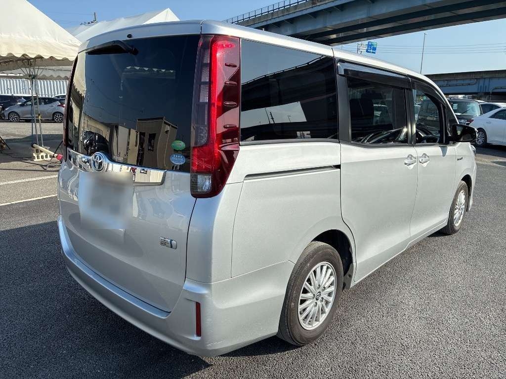 TOYOTA NOAH