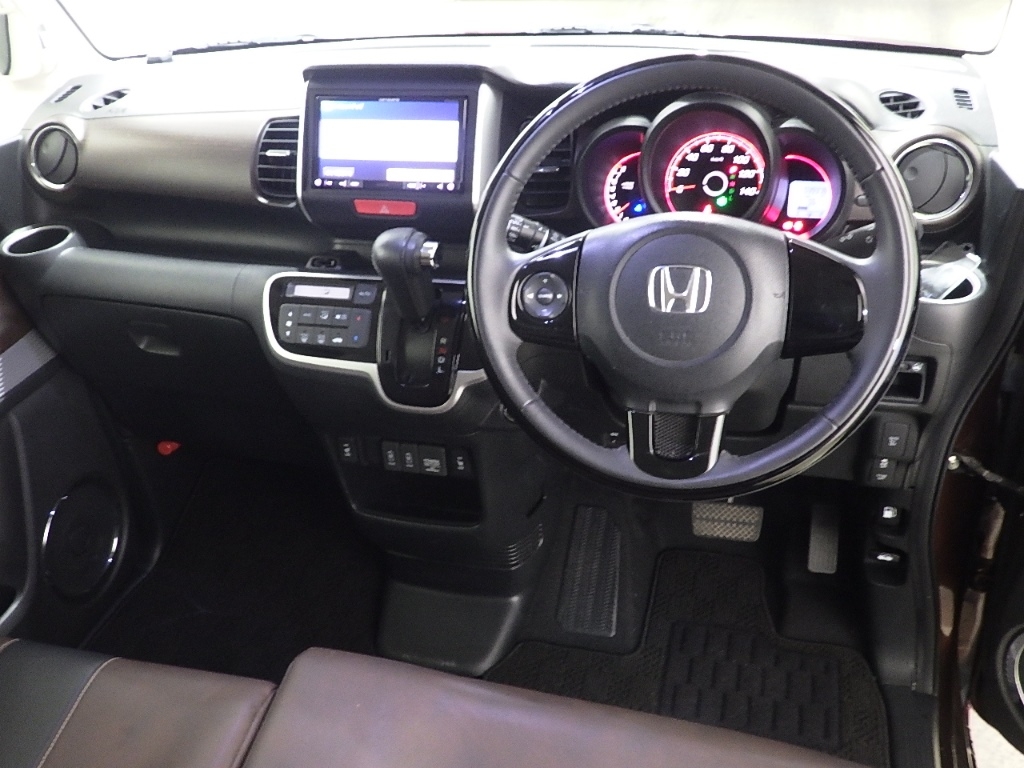 HONDA N-BOX SLASH
