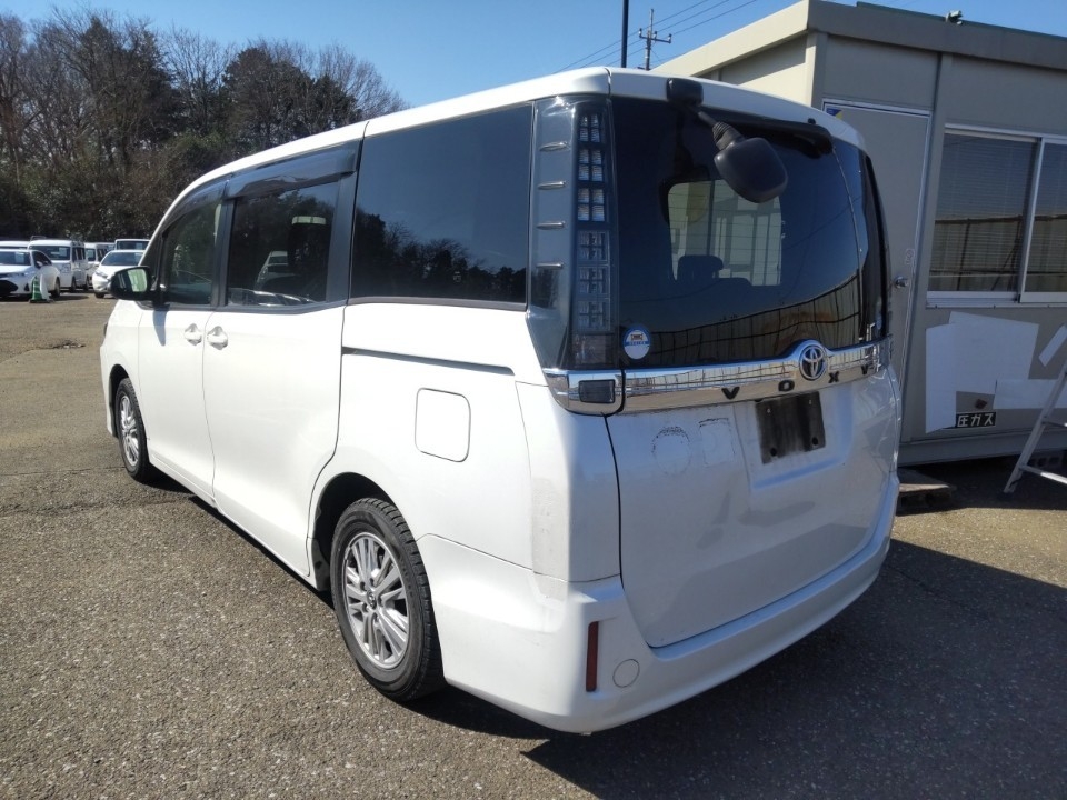 TOYOTA VOXY