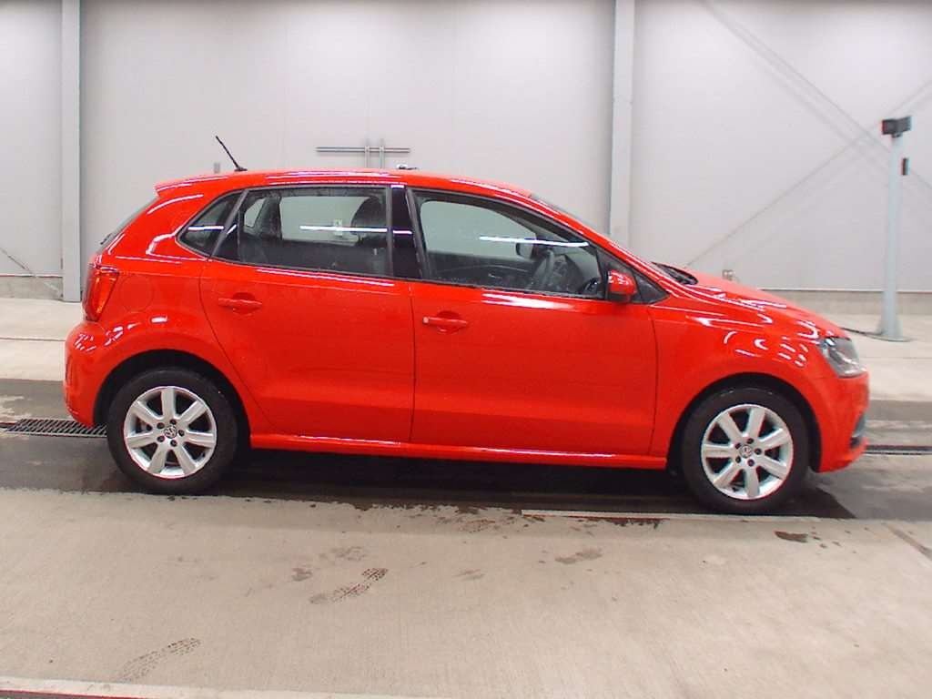 VOLKSWAGEN POLO