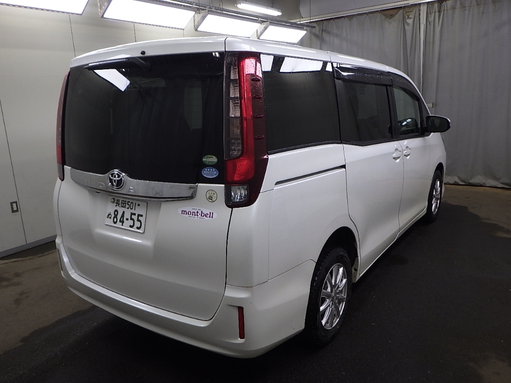 TOYOTA NOAH
