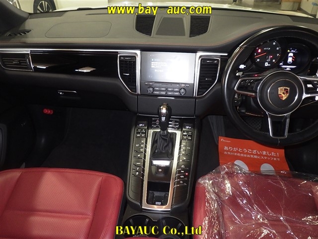PORSCHE MACAN