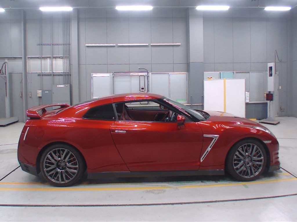 NISSAN GT-R