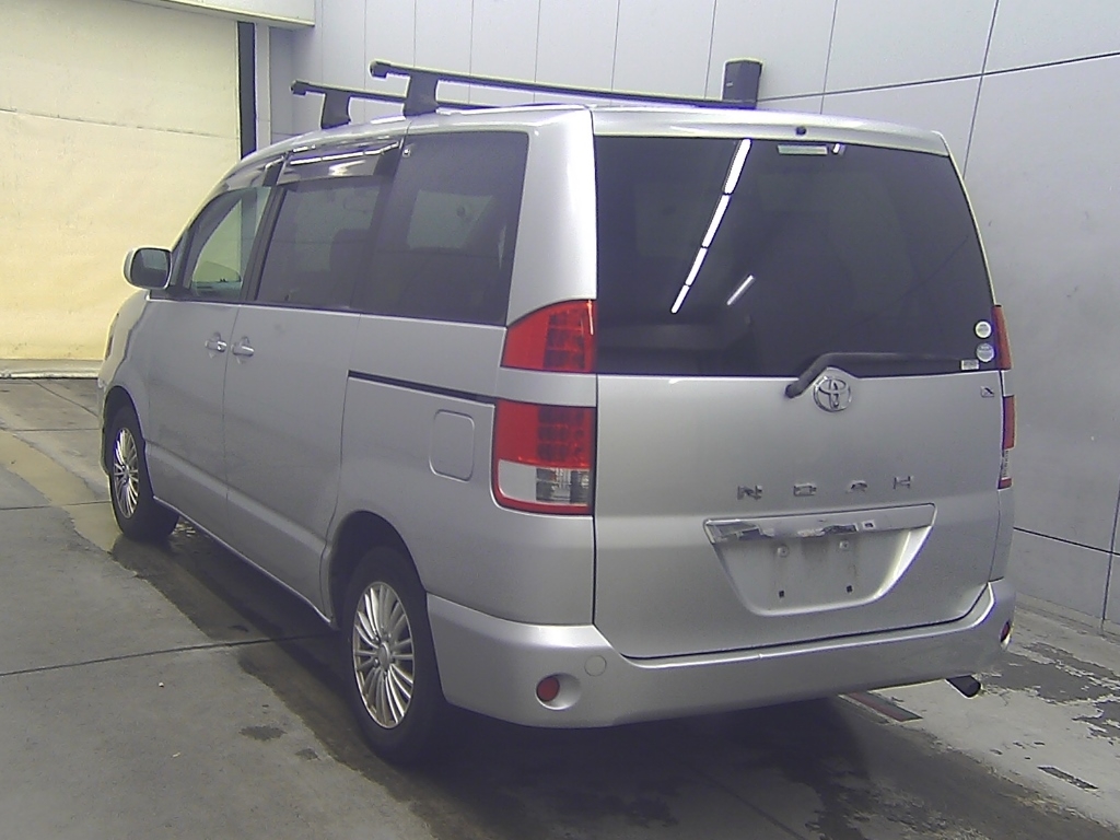 TOYOTA NOAH