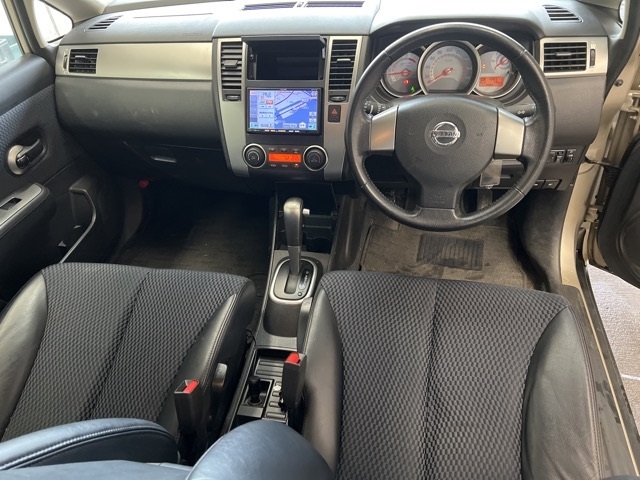 NISSAN TIIDA