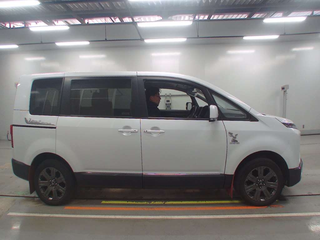 MITSUBISHI DELICA D:5