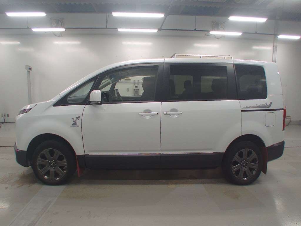 MITSUBISHI DELICA D:5