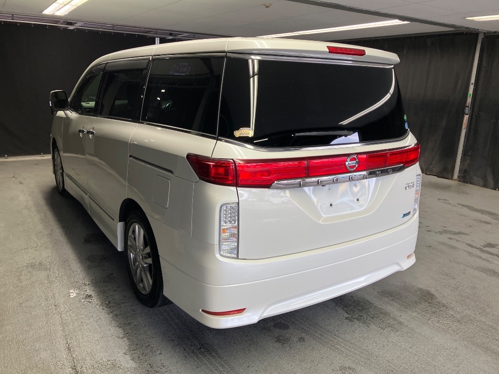 NISSAN ELGRAND