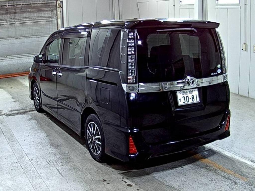 TOYOTA VOXY