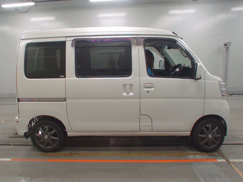 TOYOTA PIXIS VAN
