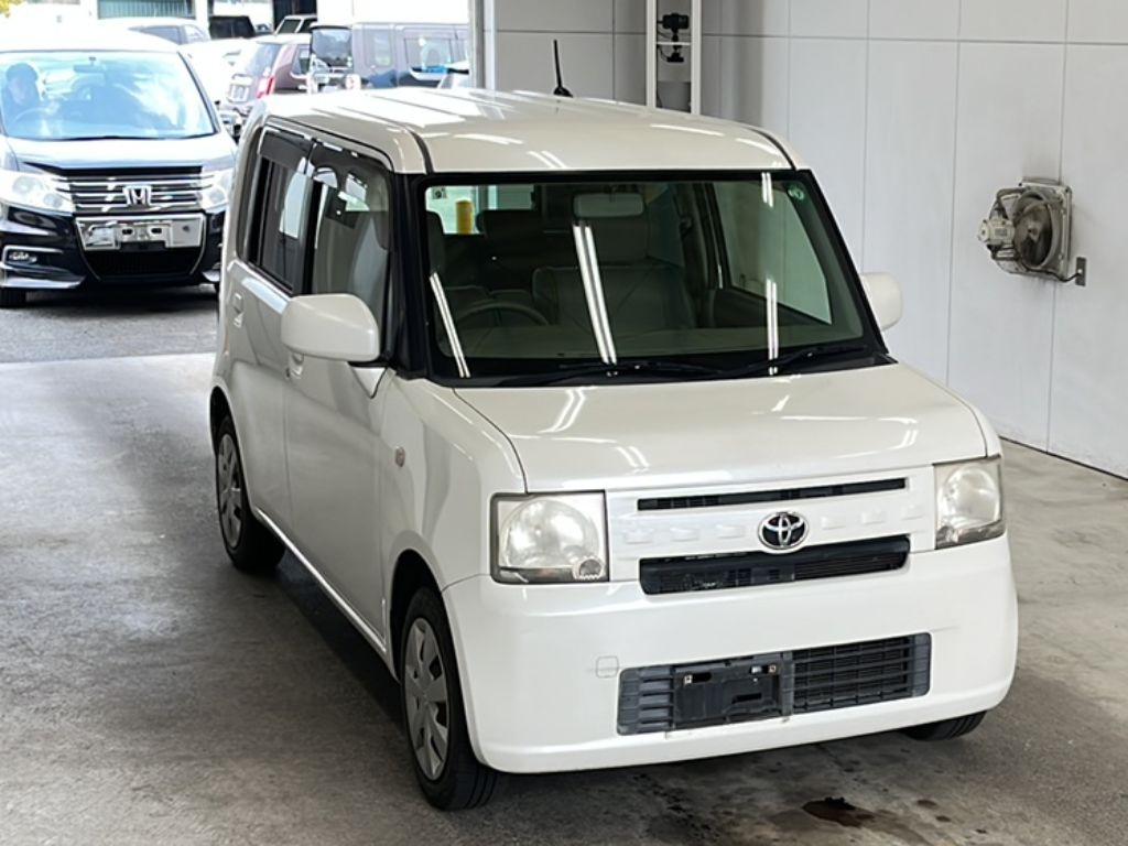 TOYOTA PIXIS SPACE
