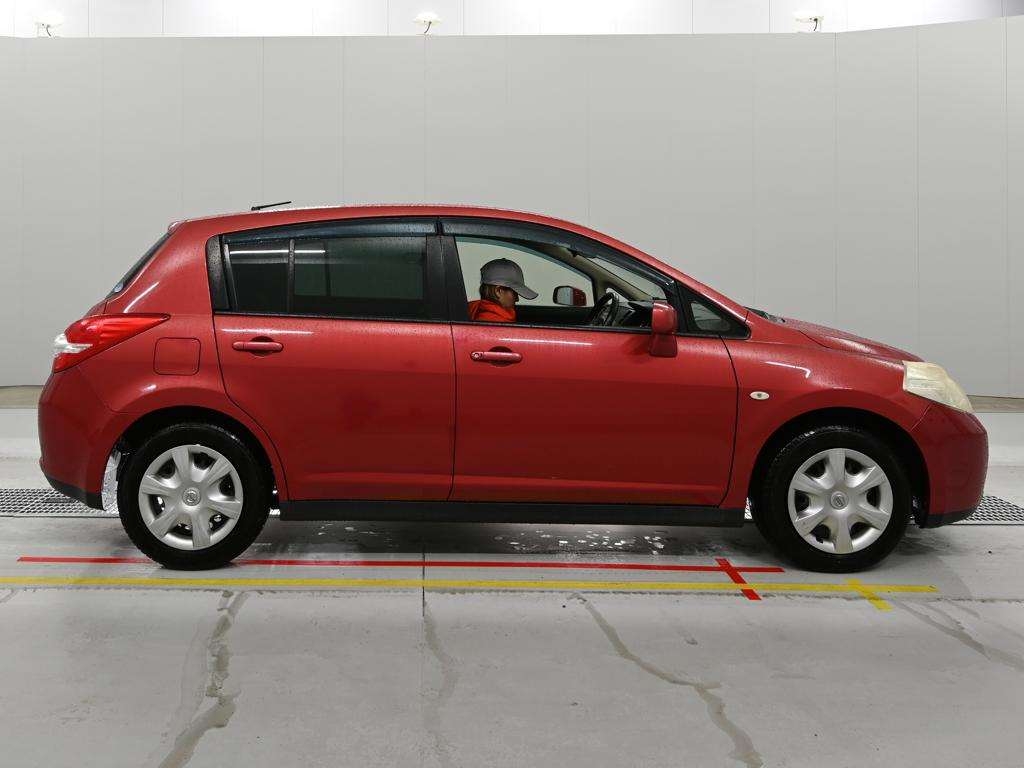 NISSAN TIIDA