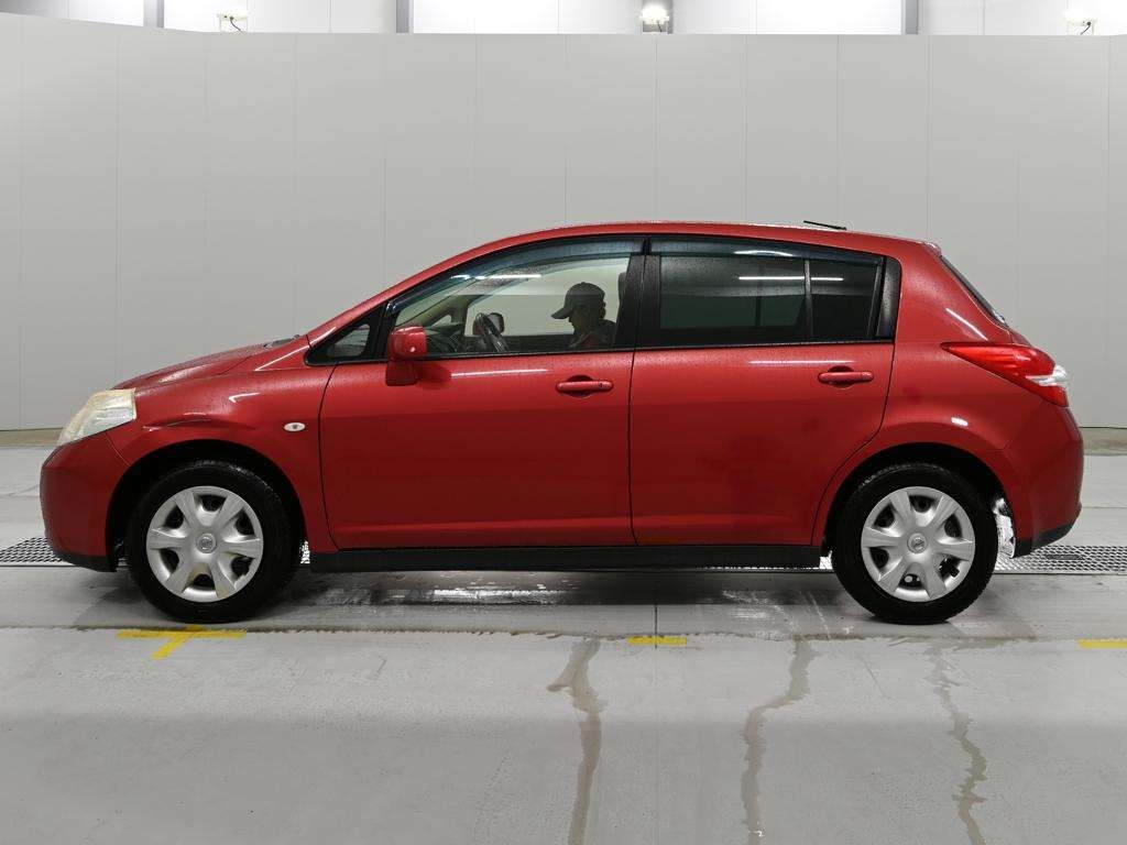 NISSAN TIIDA
