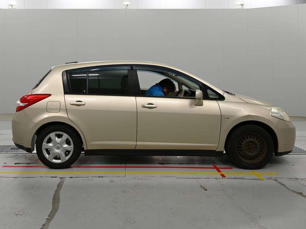 NISSAN TIIDA