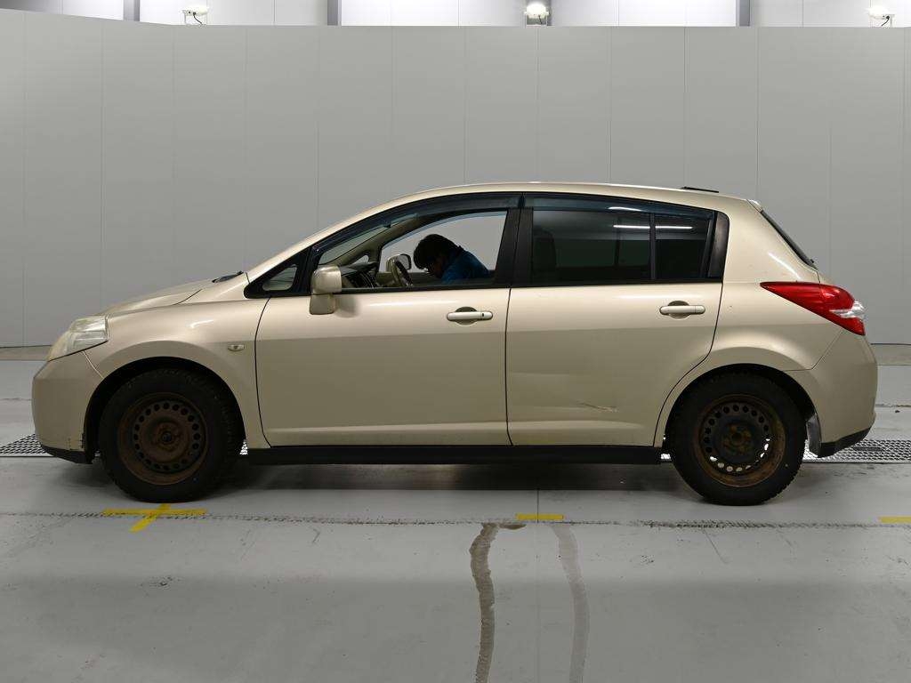 NISSAN TIIDA
