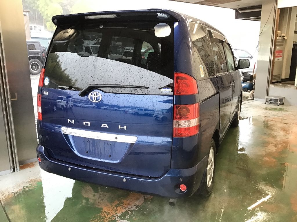 TOYOTA NOAH