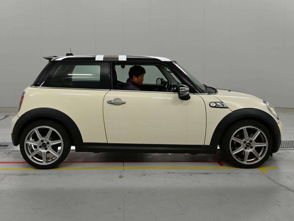 MINI HATCH