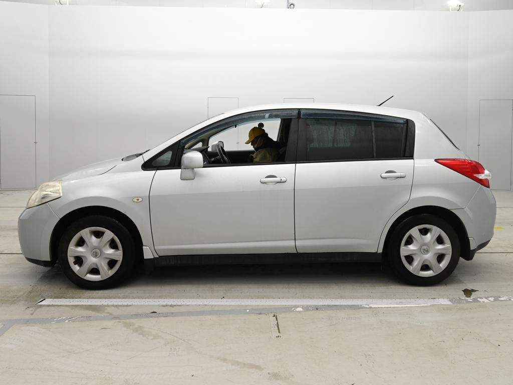 NISSAN TIIDA