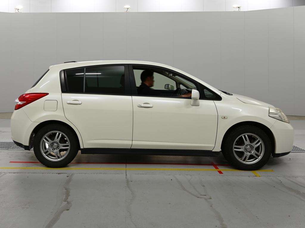 NISSAN TIIDA