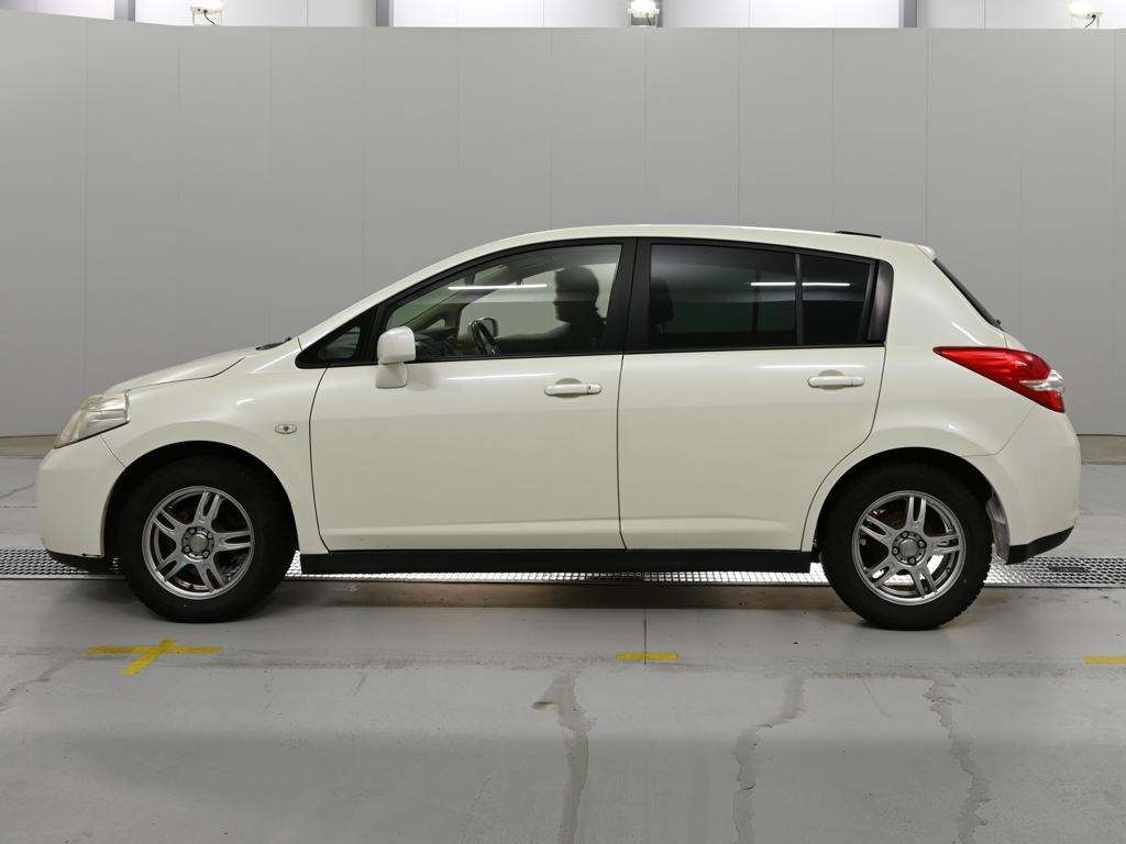 NISSAN TIIDA