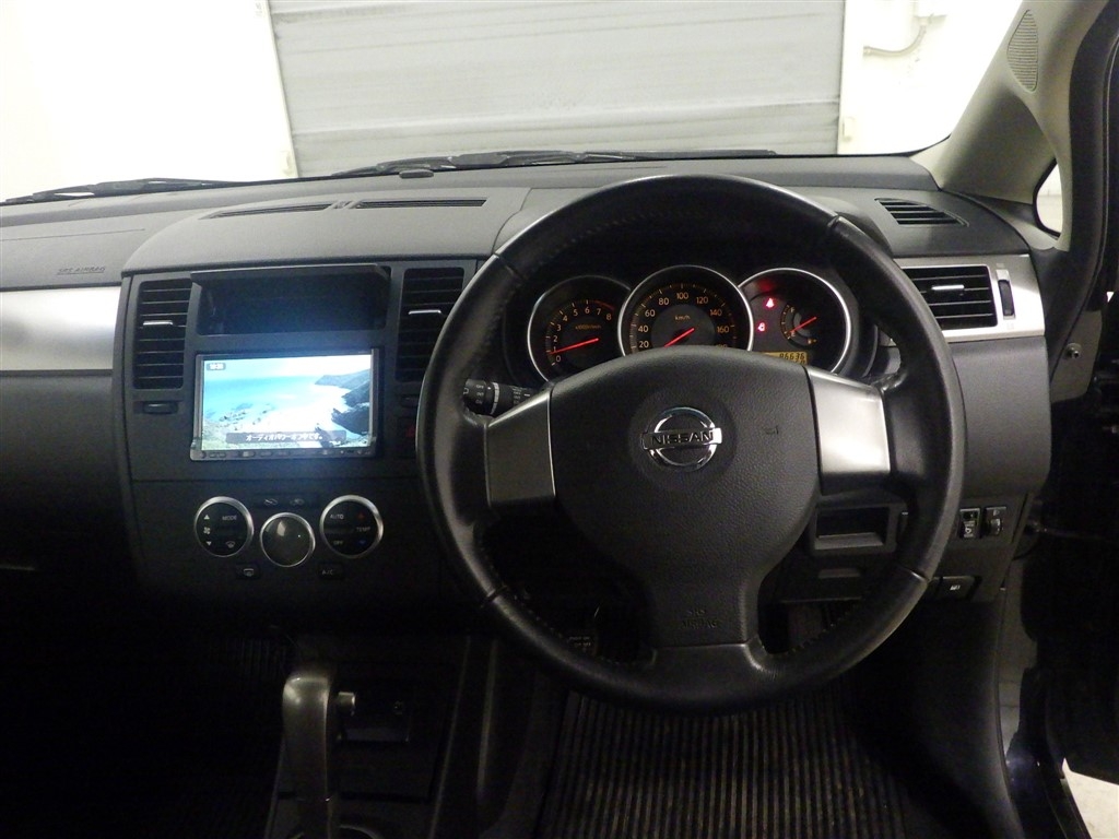 NISSAN TIIDA